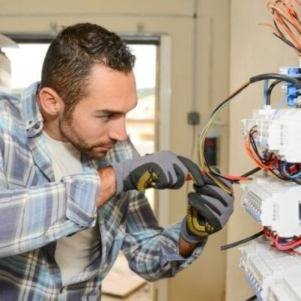 electrician-fixing-electrical-wirings-640x400